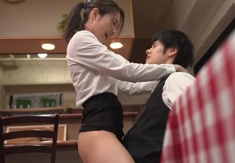 Cậu trai trẻ nắc đồng nghiệp nữ làm chung công ty có chồng nhưng người chồng “yếu”