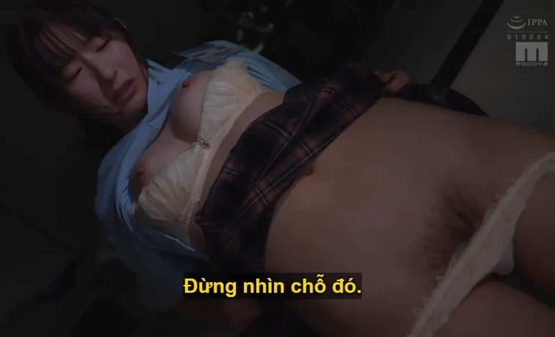 Ông chủ lập mưu quan hệ với cô nhân viên kiêu kỳ lười nhác, suốt ngày chỉ chăm chăm chat chit cùng người yêu.